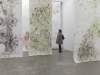 Ausstellungsansicht: hängende Rollzeichnungen